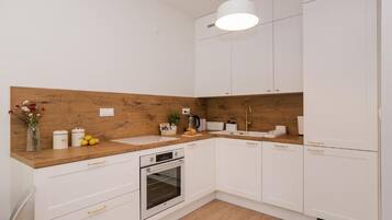 Comfort Apartment, Balcony, Courtyard View | Private kitchen | Electric kettle