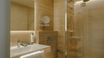 Habitación doble | Edredones de plumas, minibar, caja fuerte