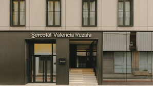 A hotel entrance with a sign reading 'Sercotel Valencia Ruzafa.' - Sercotel Valencia Ruzafa (Valencia)
