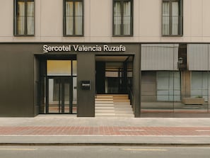 A hotel entrance with a sign reading 'Sercotel Valencia Ruzafa.'