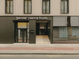Entrada de hotel con un cartel que dice 'Sercotel Valencia Ruzafa'.