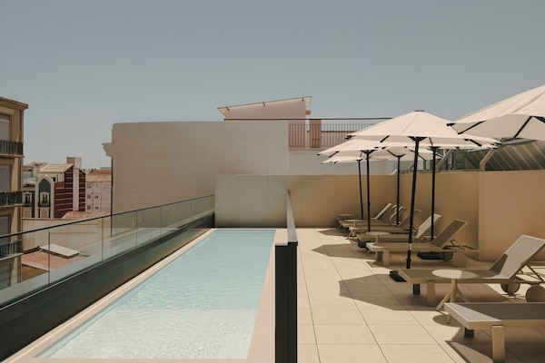 Una piscina al aire libre de temporada