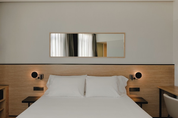 Cobrellits, minibar i caixa forta a l'habitació