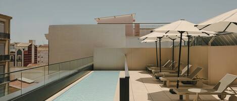 Una piscina al aire libre de temporada