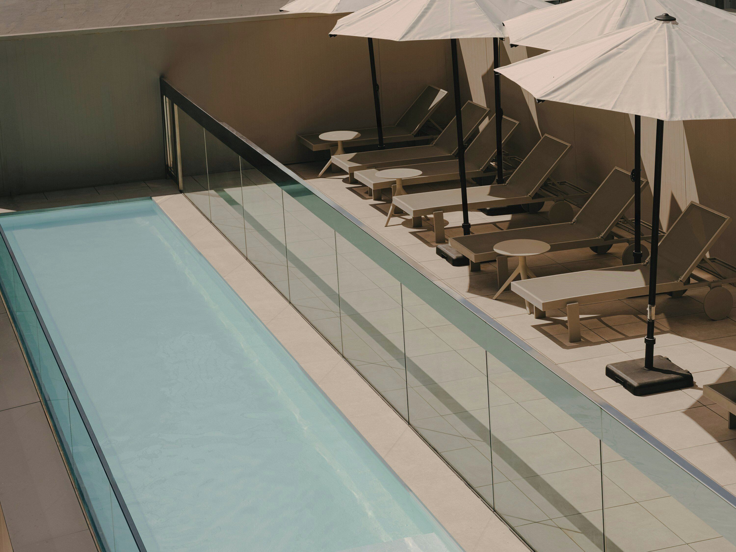 Una piscina al aire libre de temporada