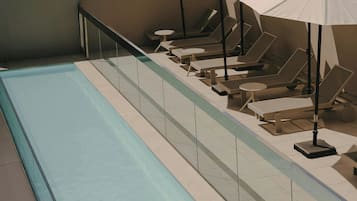 Una piscina al aire libre de temporada
