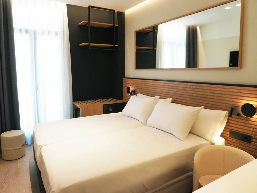 Kamar Double | Selimut bulu angsa, minibar, brankas, dan setrika/meja setrika