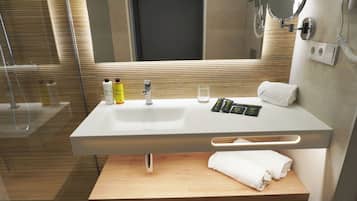 Chambre Double | Salle de bain | Douche, sĂšche-cheveux, serviettes fournies, savon