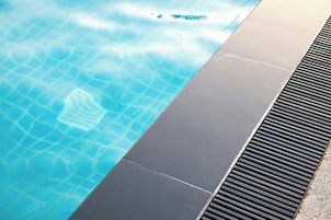 Una piscina al aire libre de temporada
