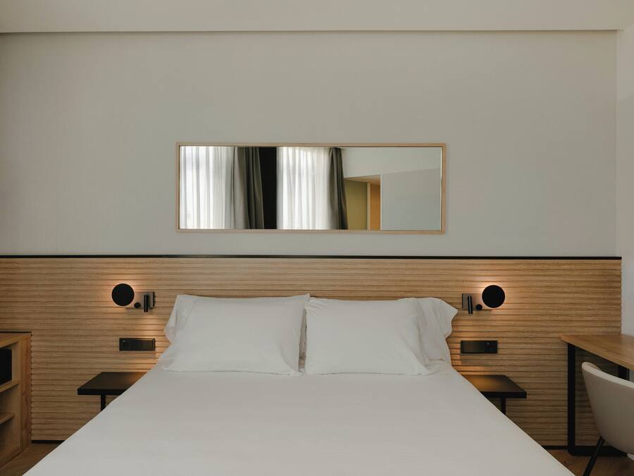 Cubrecamas, minibar y caja de seguridad en la habitación