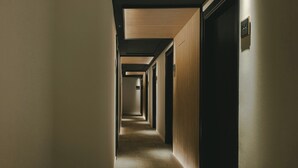 A corridor with doors on both sides, leading to rooms. - Sercotel Valencia Ruzafa (Valencia)