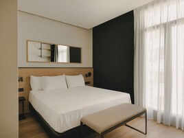 Cubrecamas, minibar y caja de seguridad en la habitación 