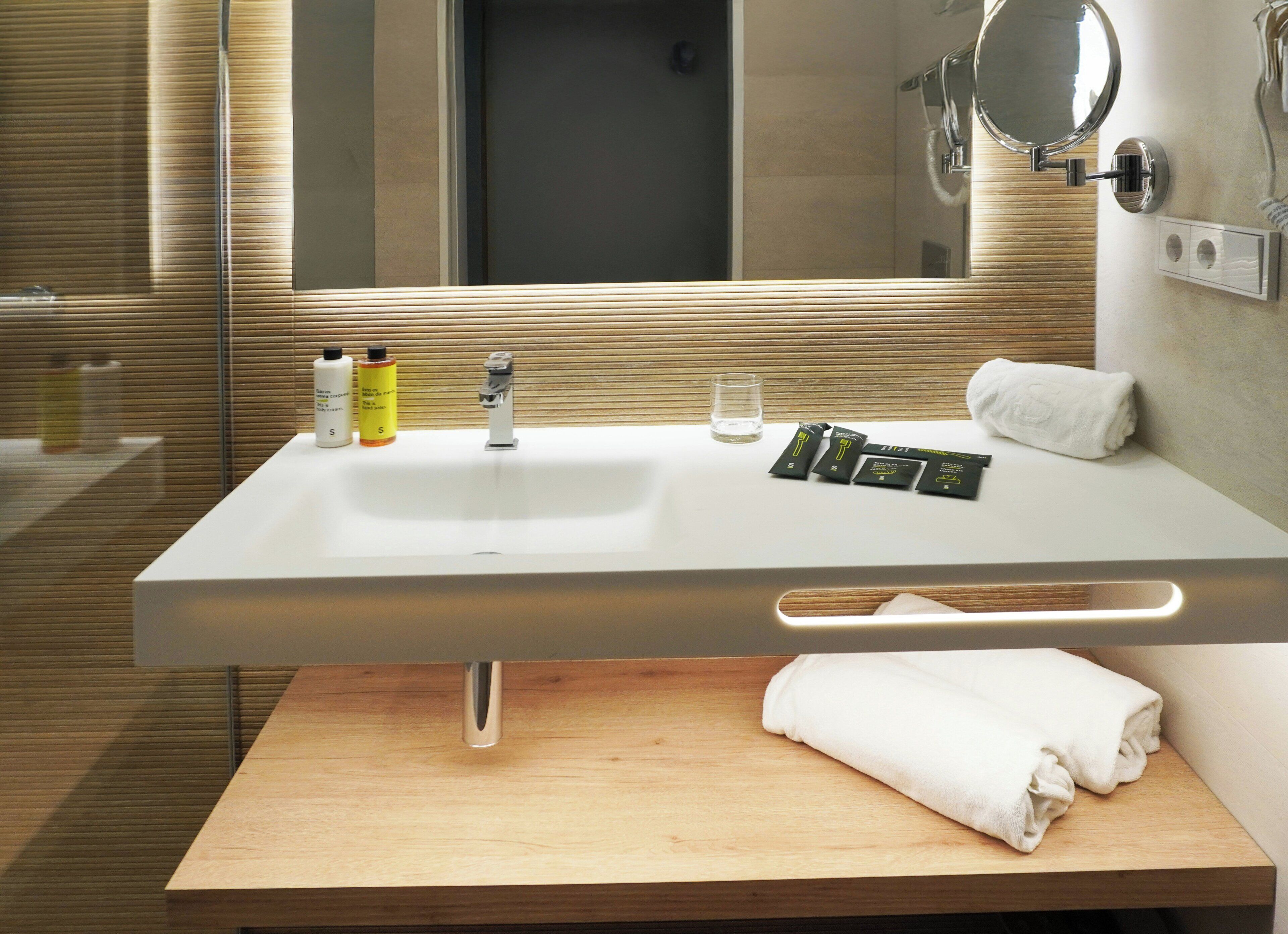 Double Room | Bathroom | Shower, hair dryer, towels, soap