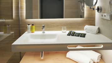 Habitación doble | Baño | Ducha, secador de pelo, toallas y jabón