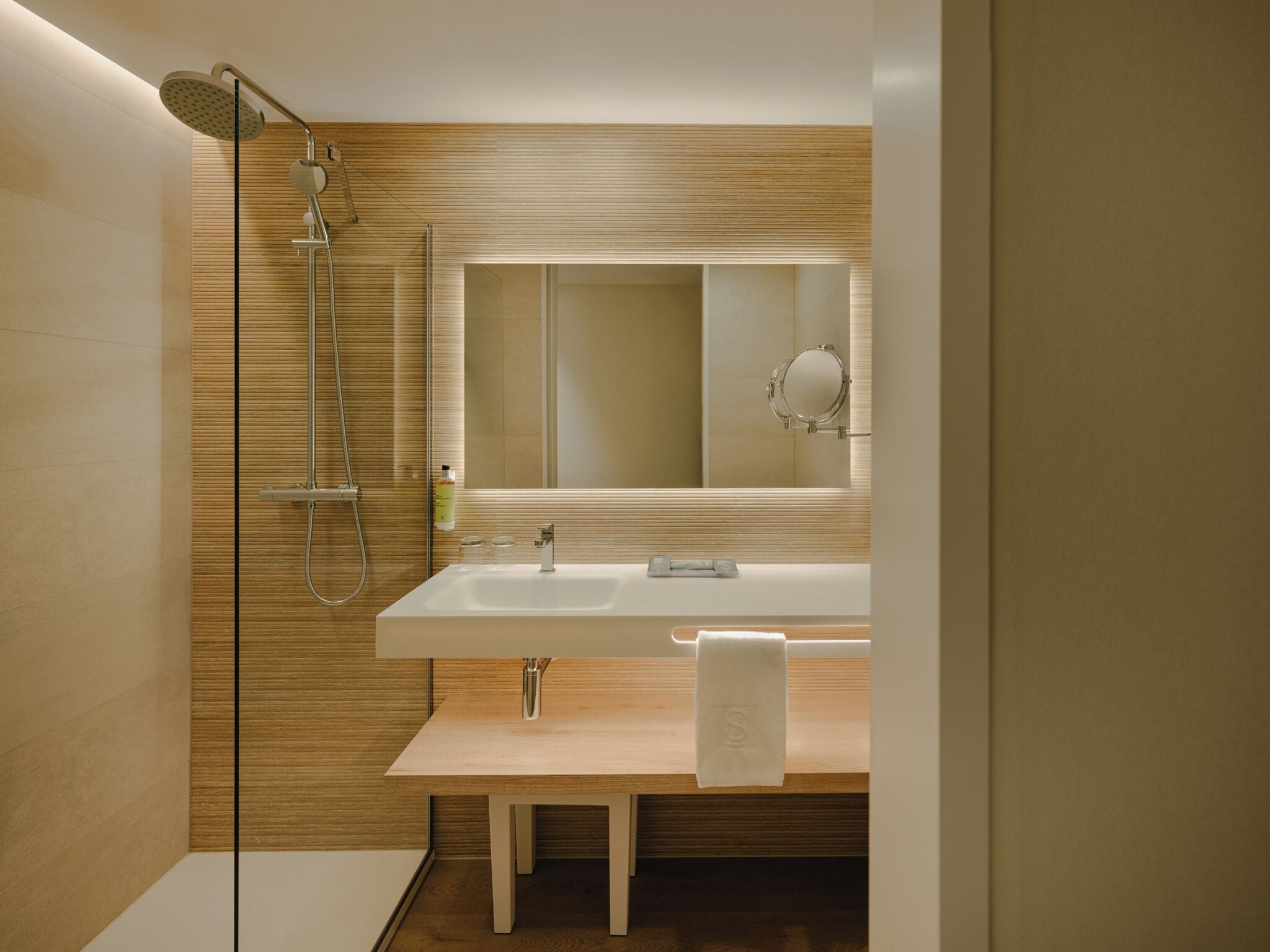 Habitación doble | Baño | Ducha, secador de pelo, toallas y jabón