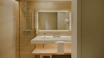 Habitación doble | Baño | Ducha, secador de pelo, toallas y jabón