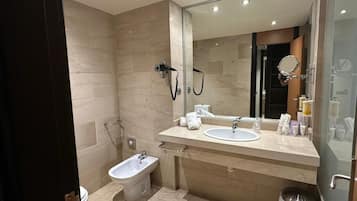 Standard Double Room | Bathroom | Shower, towels