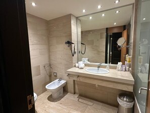 Standaard tweepersoonskamer | Badkamer | Een douche, handdoeken