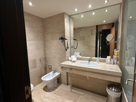 Habitación estándar doble | Baño | Ducha y toallas