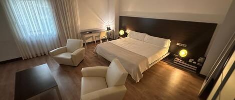 Suite Junior | Coffres-forts dans les chambres, Wi-Fi gratuit