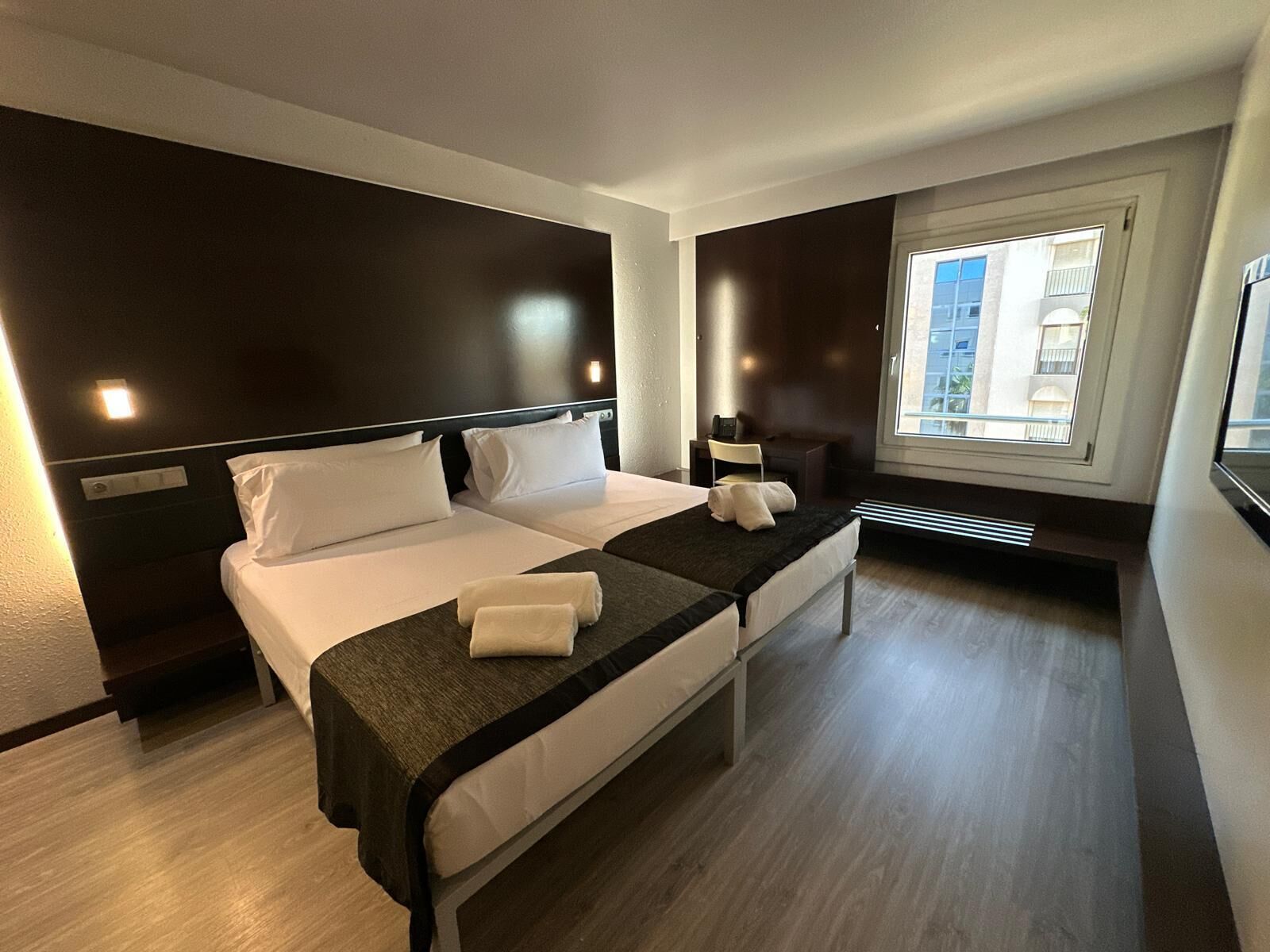 Premium tweepersoonskamer, uitzicht op stad | Een kluis op de kamer, gratis wifi