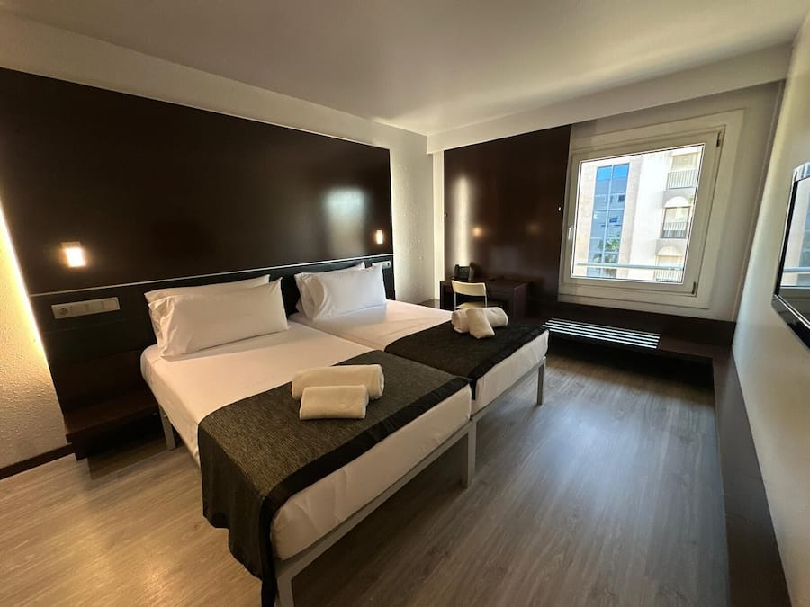 Quarto casal premium, vista para a cidade | Cofres nos quartos, Wi-Fi de cortesia