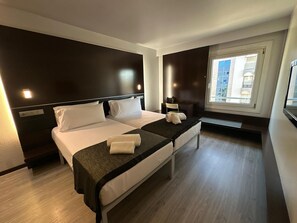 Premium tweepersoonskamer, uitzicht op stad | Een kluis op de kamer, gratis wifi