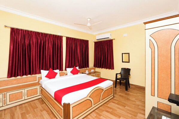 Quarto casal luxo, ar-condicionado | Roupas de cama antialérgicas, escrivaninha, quartos à prova de som