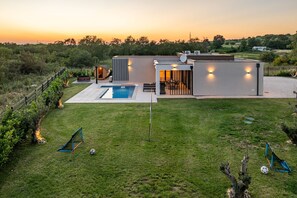 A modern house with a swimming pool, a patio, and a view of the sunset. - Villa D  Briševo ZadarVillas (Briševo)