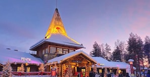 A wooden lodge with a pointed roof, a sign reading 'PENTIK,' and a snow-covered ground. - Montagnard des Pays-d`en-Haut , Private Spa (Sainte-Adèle)