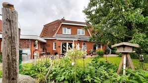 A two-story brick house with a garden in front. - Apartment 'Langusch' with Private Terrace, Private Garden and Wi-Fi (Loose)