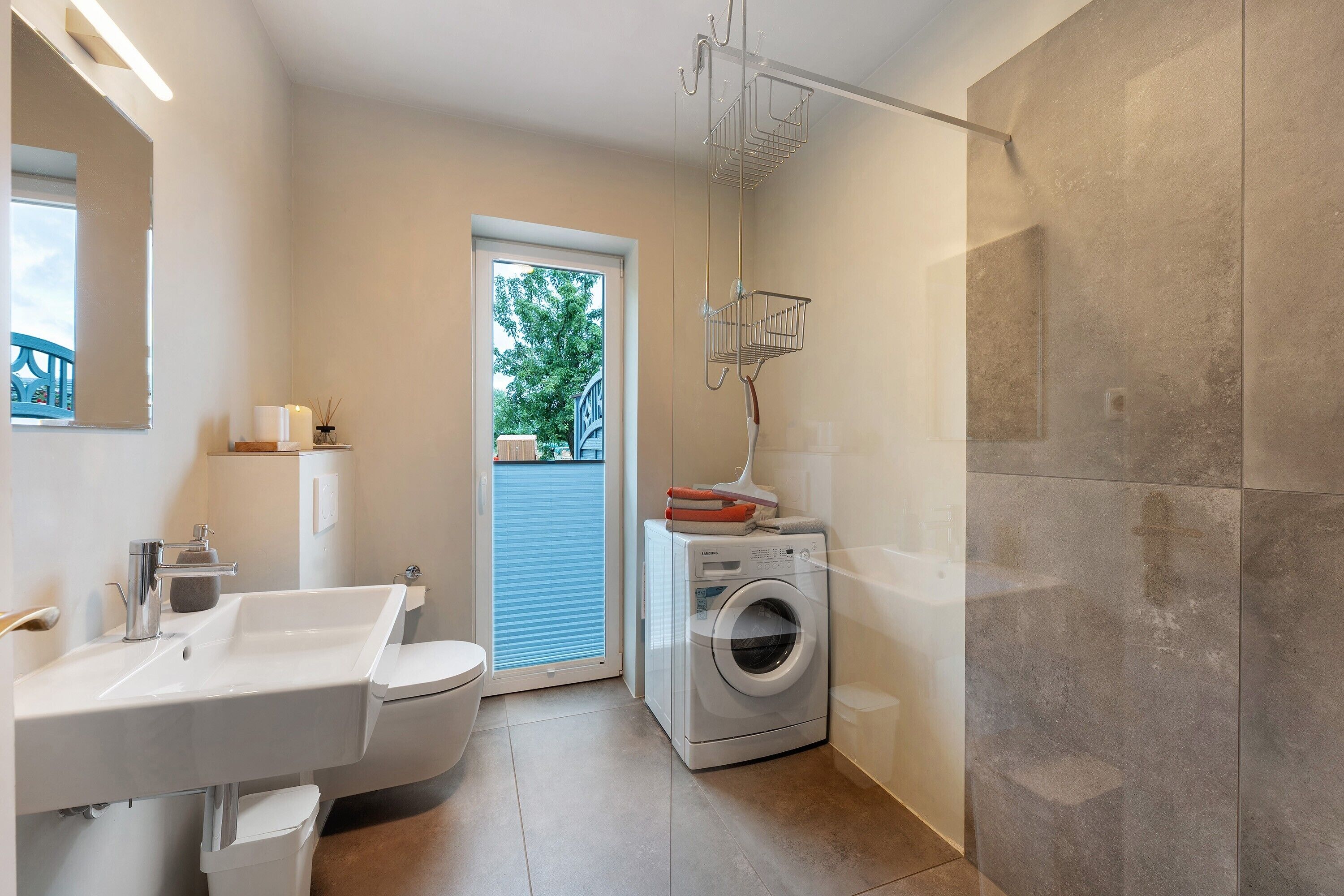 Shower, hair dryer, towels