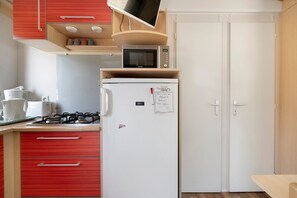 Réfrigérateur, micro-ondes, plaque de cuisson, cafetiÚre/bouilloire