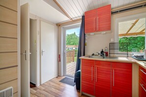 Frigorífico, microondas, placa de cocina y cafetera o tetera