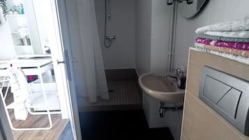 Dusche, Handtücher, Seife, Toilettenpapier