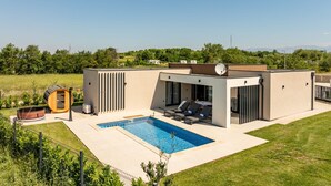 A modern outdoor pool area with a hot tub, lounge chairs, and a covered seating area. - Villa D Zadarvillas in Bri evo (Policnik)