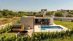 A modern house with a swimming pool, outdoor seating, and a view of the countryside. - Villa D Zadarvillas in Bri evo (Policnik)