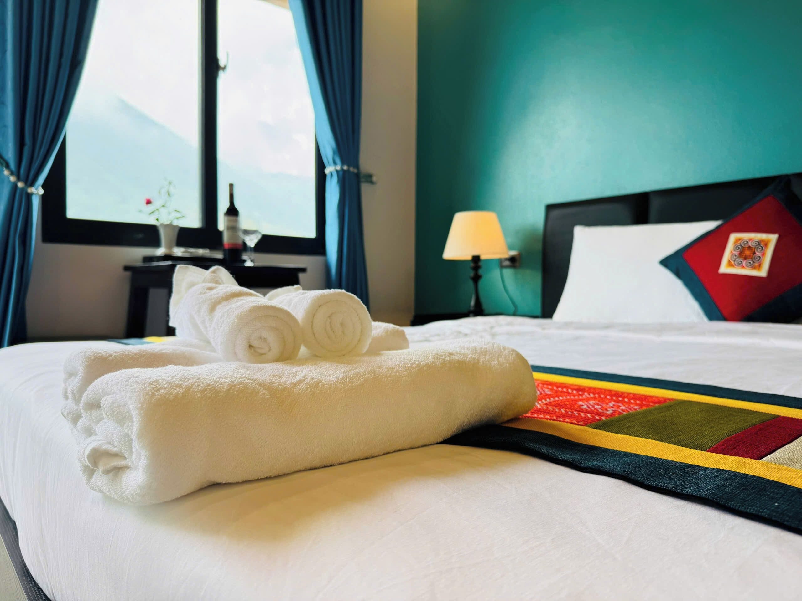 Deluxe-Doppelzimmer, Balkon, Bergblick | Hochwertige Bettwaren, Betten mit Memory-Foam-Matratzen, Schreibtisch