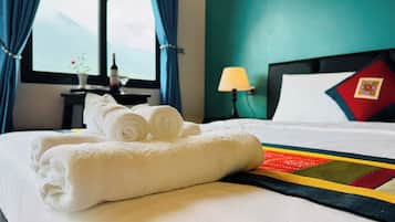 Deluxe-Doppelzimmer, Balkon, Bergblick | Hochwertige Bettwaren, Betten mit Memory-Foam-Matratzen, Schreibtisch