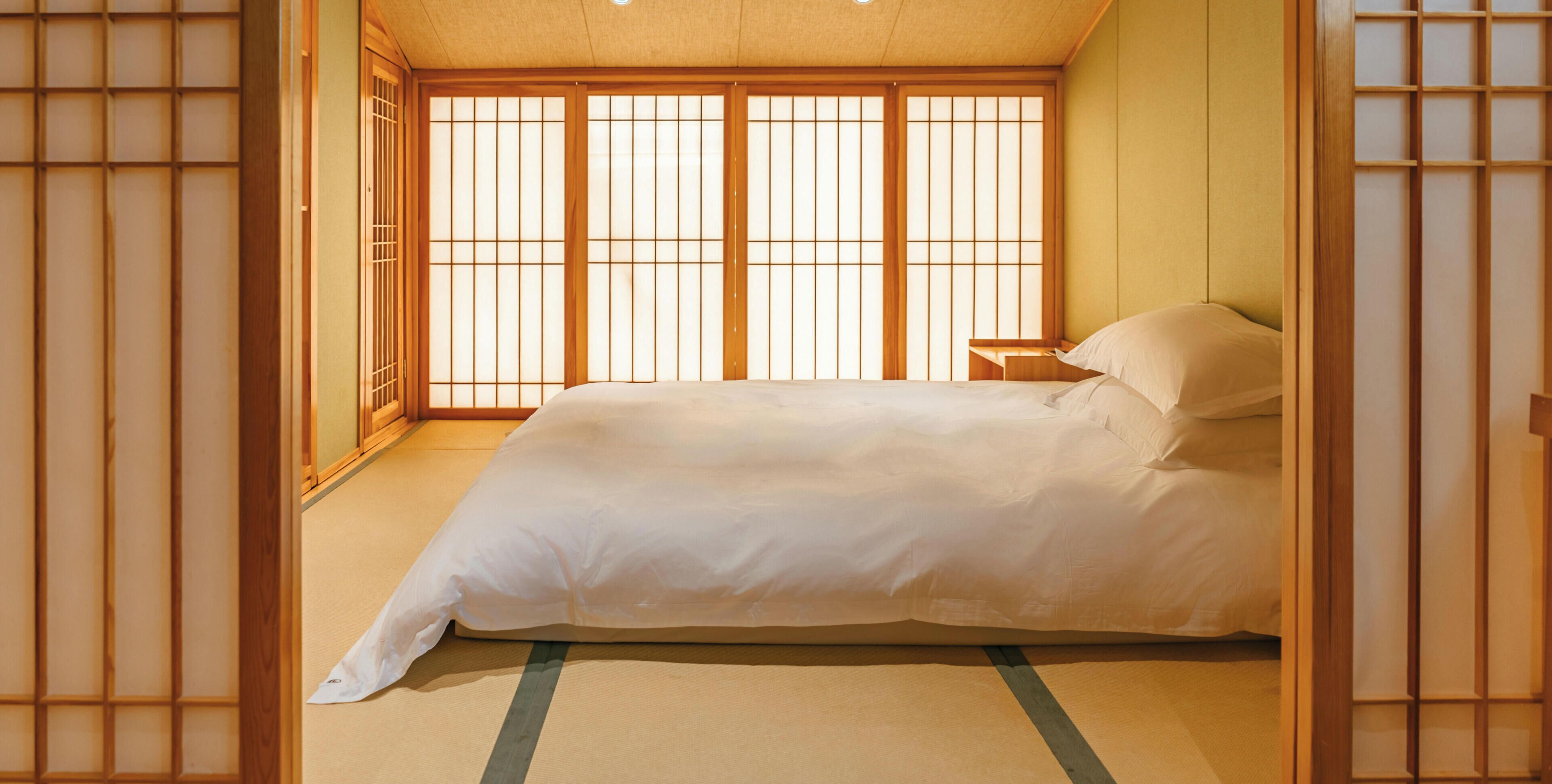 Svit i japansk stil - utsikt mot trädgården | Skrivbord, arbetsyta för laptop, mörkläggningsgardiner och ljudisolering
