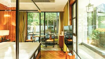Suite Premier, vista al patio | Escritorio, espacio para trabajar con laptop y cortinas blackout
