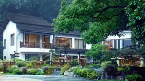 A traditional Japanese-style building with a courtyard, wooden fences, and a koi pond. - Manshe Creek Garden Boutique Resort  (Hangzhou)