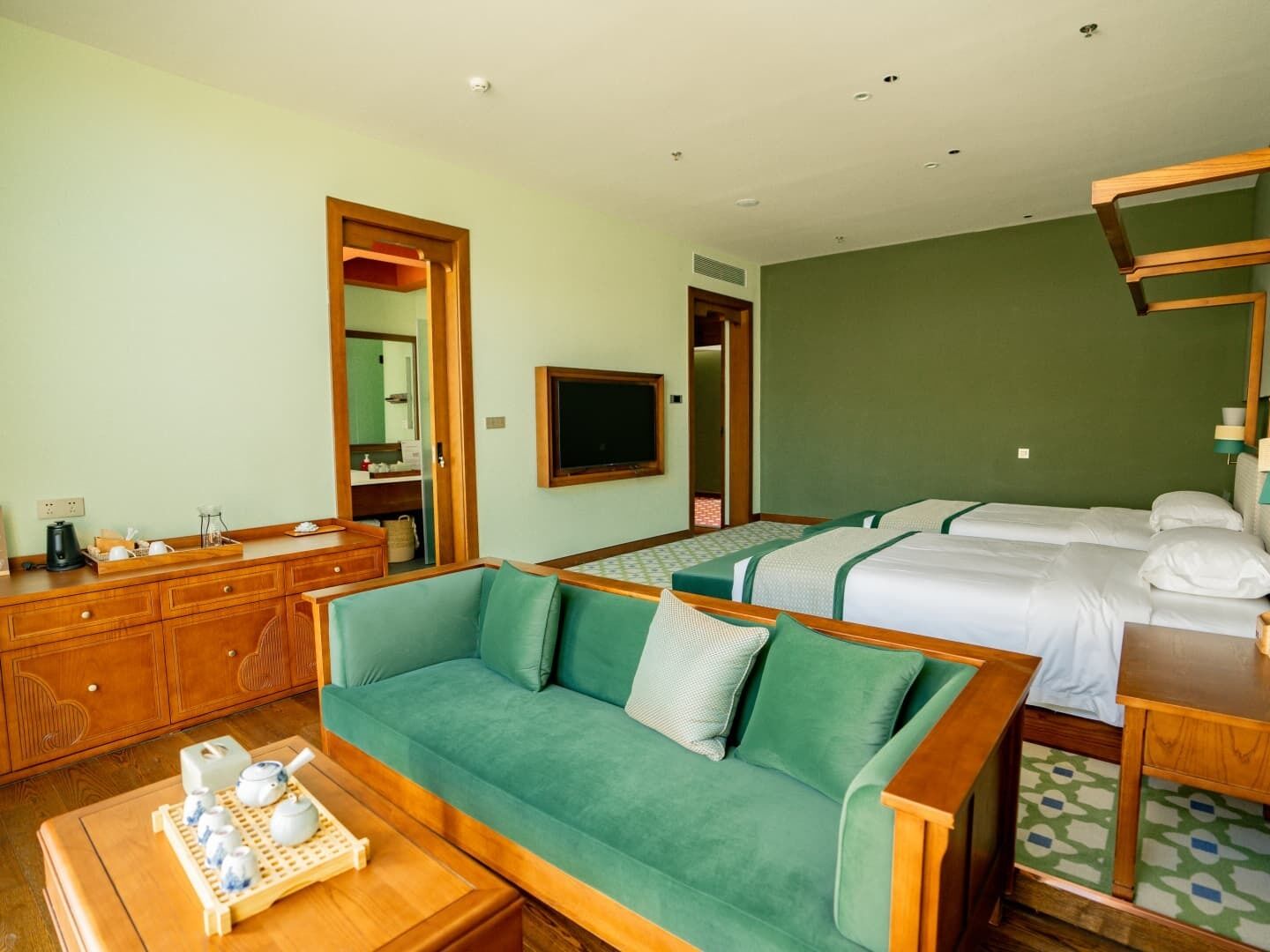 Kamar Twin Comfort | Minibar, meja kerja, tirai kedap cahaya, dan setrika/meja setrika