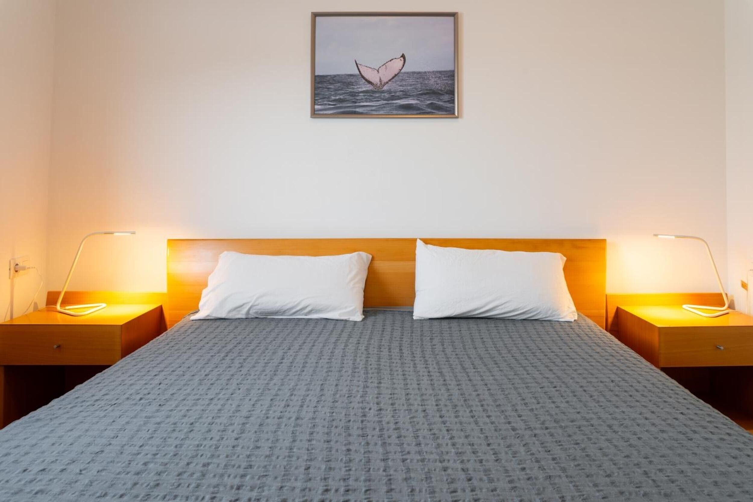 Een strijkplank/strijkijzer, wifi, beddengoed