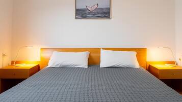 Een strijkplank/strijkijzer, wifi, beddengoed