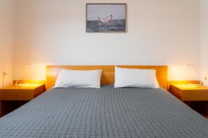 Iron/ironing board, WiFi, bed sheets - Holiday Home “La Casita” with Sea & Mountain Views, Wi-Fi, and Air Conditioning (El Carreton)