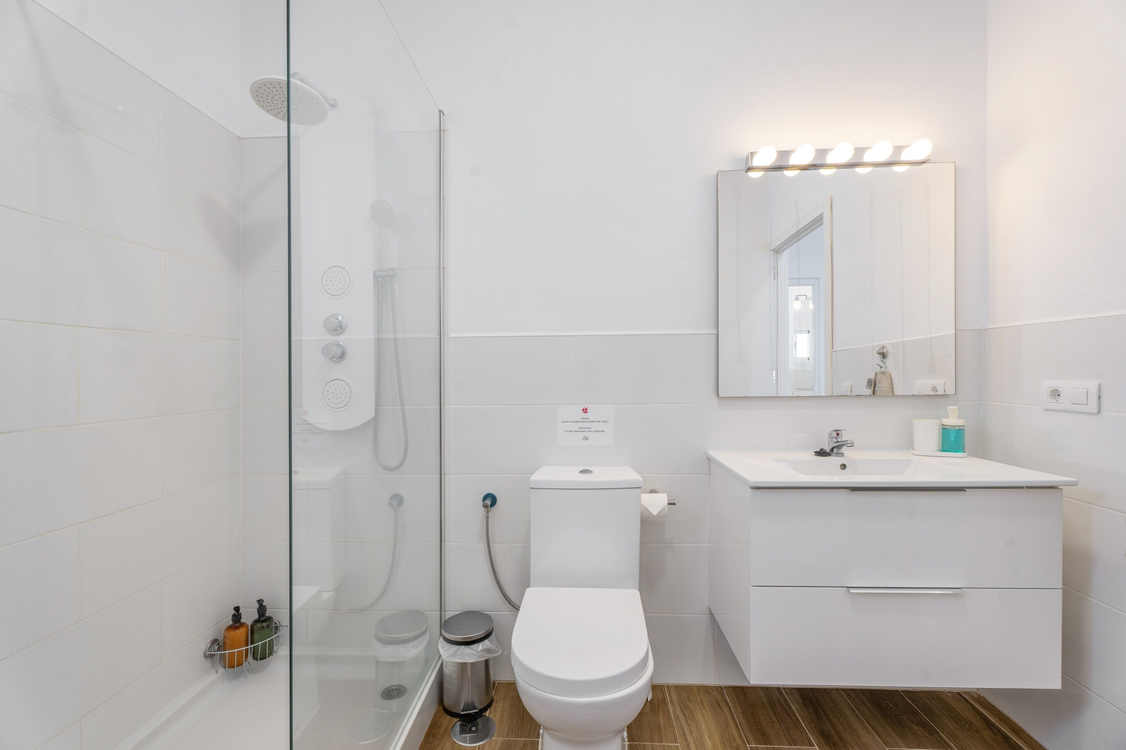 Een douche, een haardroger, handdoeken