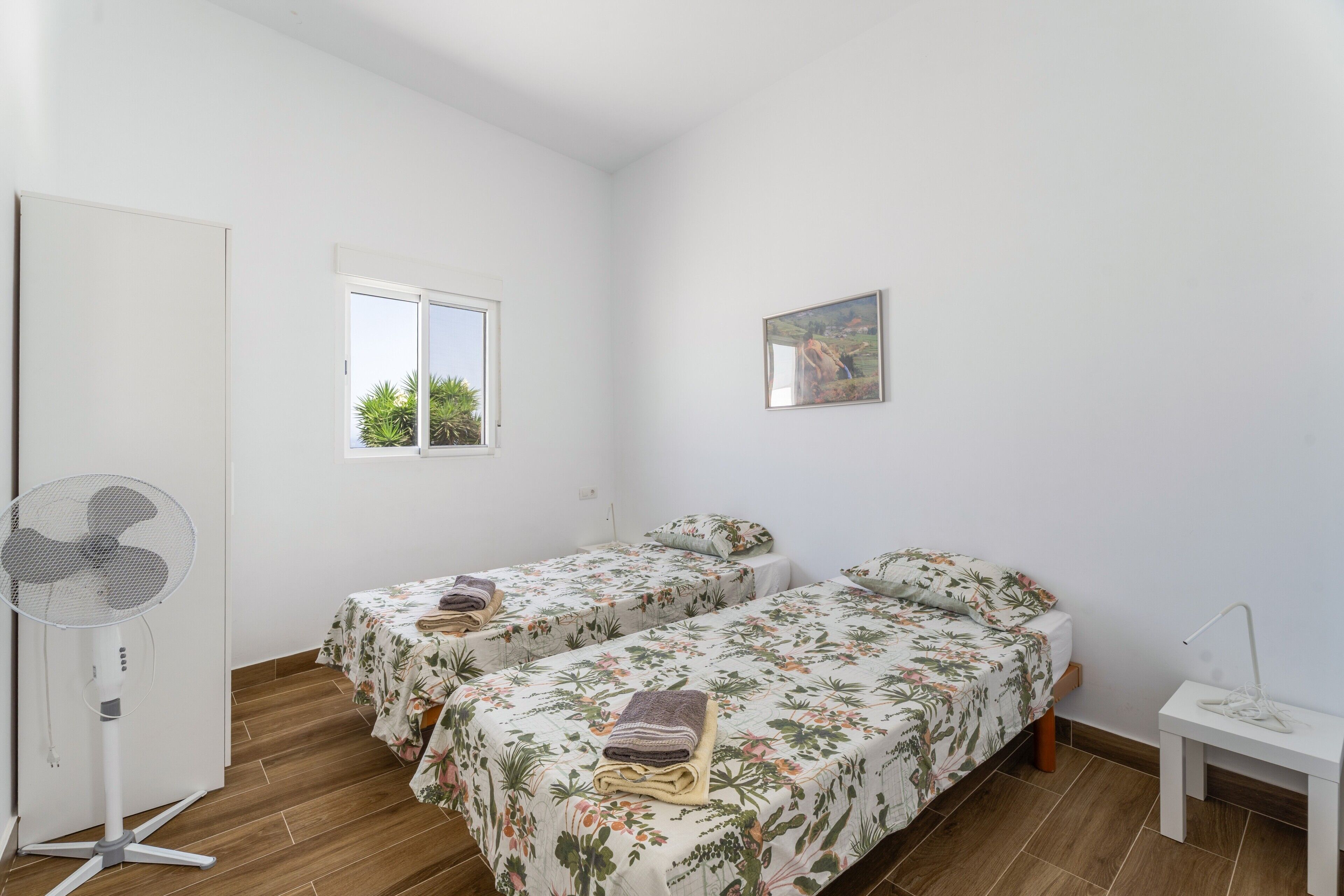 Tabla de planchar con plancha, wifi, ropa de cama