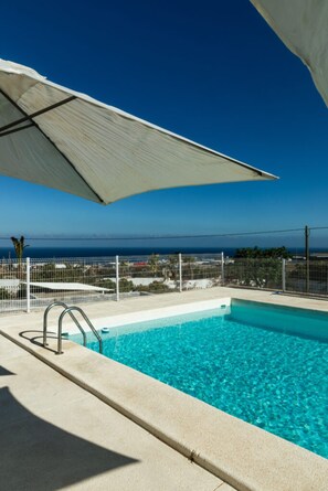 Pool - Holiday Home “La Casita” with Sea & Mountain Views, Wi-Fi, and Air Conditioning (El Carreton)