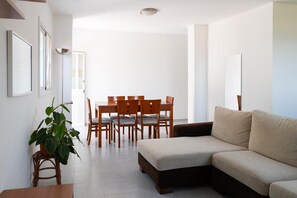 TV - Holiday Home “La Villa” with Sea View, Wi-Fi and Air Conditioning (El Carreton)